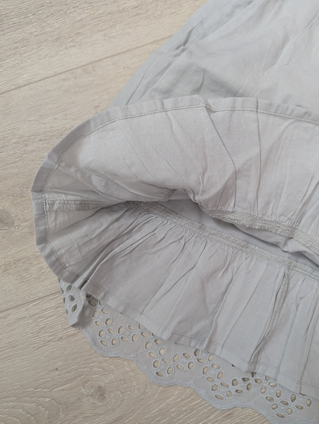 Next - Kleid Mädchenkleid Mädchen Lochstickerei grau secondhand Gr. 92