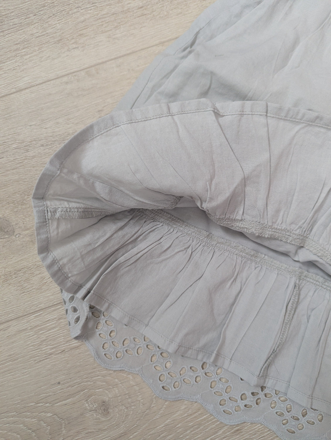 Next - Kleid Mädchenkleid Mädchen Lochstickerei grau secondhand Gr. 92