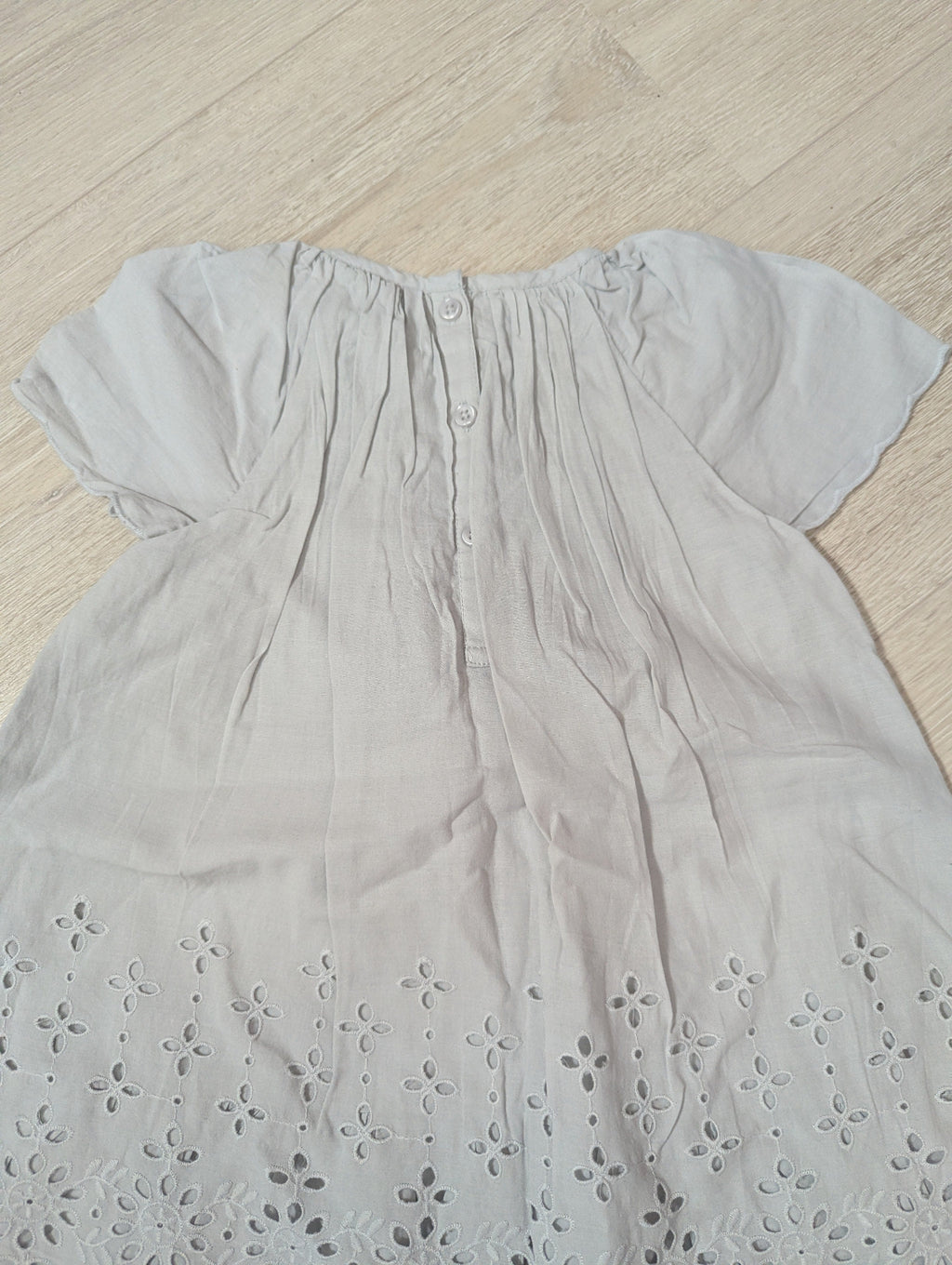 Next - Kleid Mädchenkleid Mädchen Lochstickerei grau secondhand Gr. 92