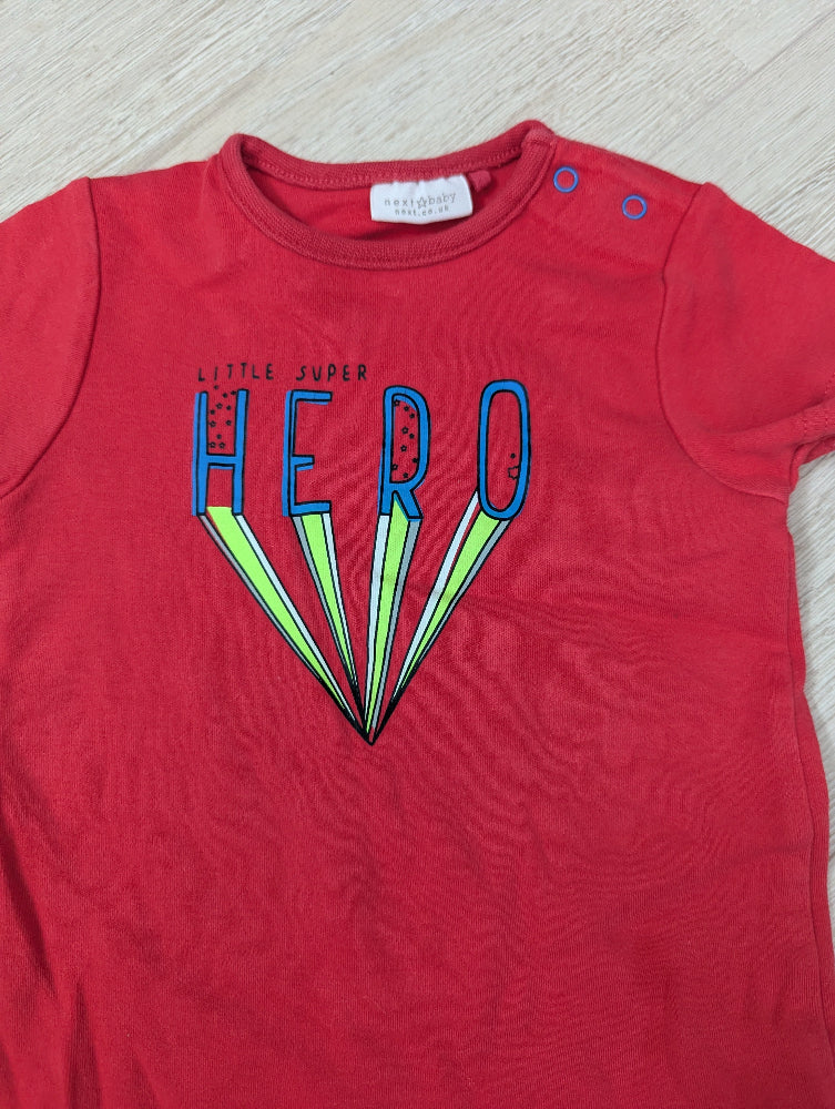Next - Strampler Overall Spieler rot "Little super Hero" Gr. 62-68